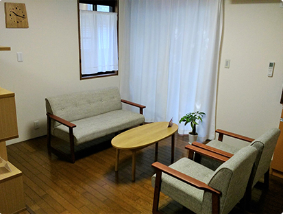 初めての方もリラックスできる広々とした店内